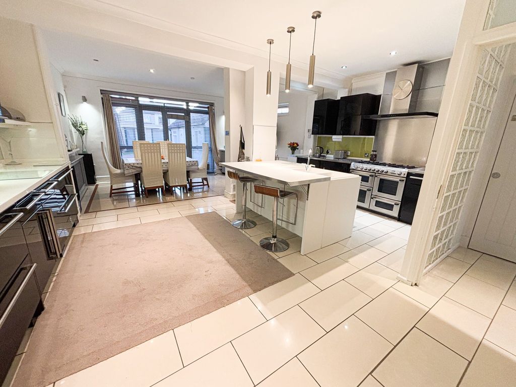 Property photo 3 of 28 St Clair Close Ig5