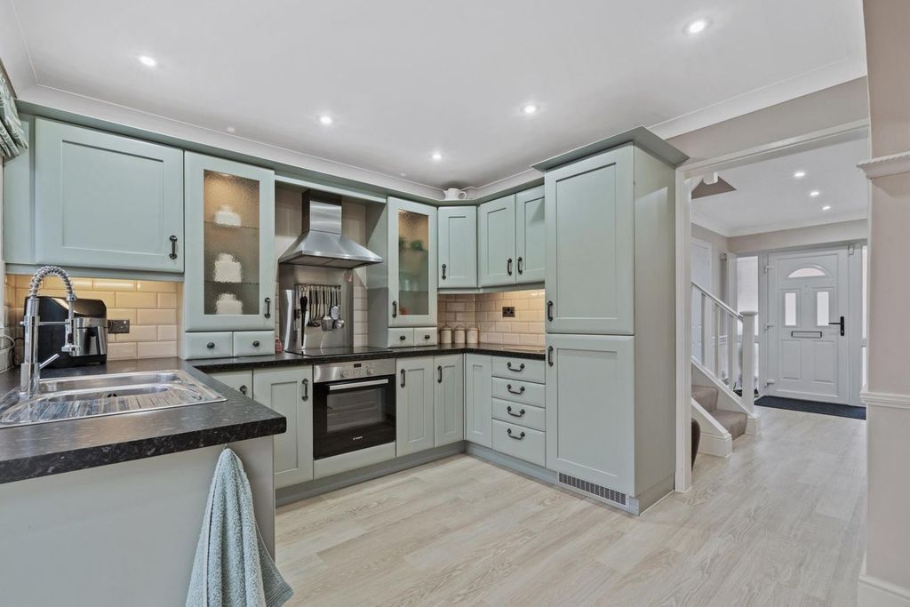 Property photo 3 of 28