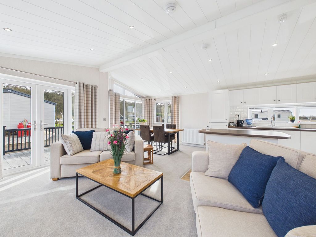 Property photo 2 of 21 Open-Plan Living Kitchen