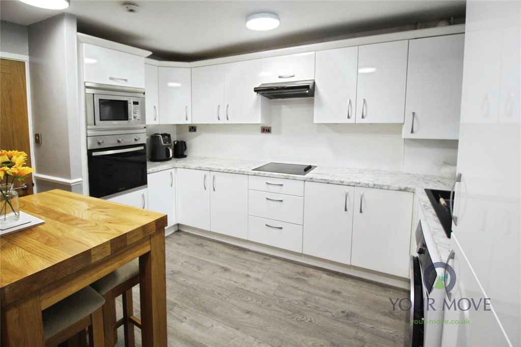 Property photo 3 of 11 Kitchen