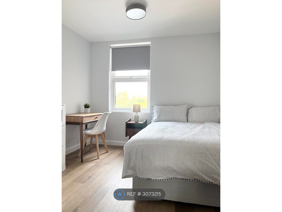Property photo 1 of 20 Double Bed With En-Suite, Overlooking Back Garden