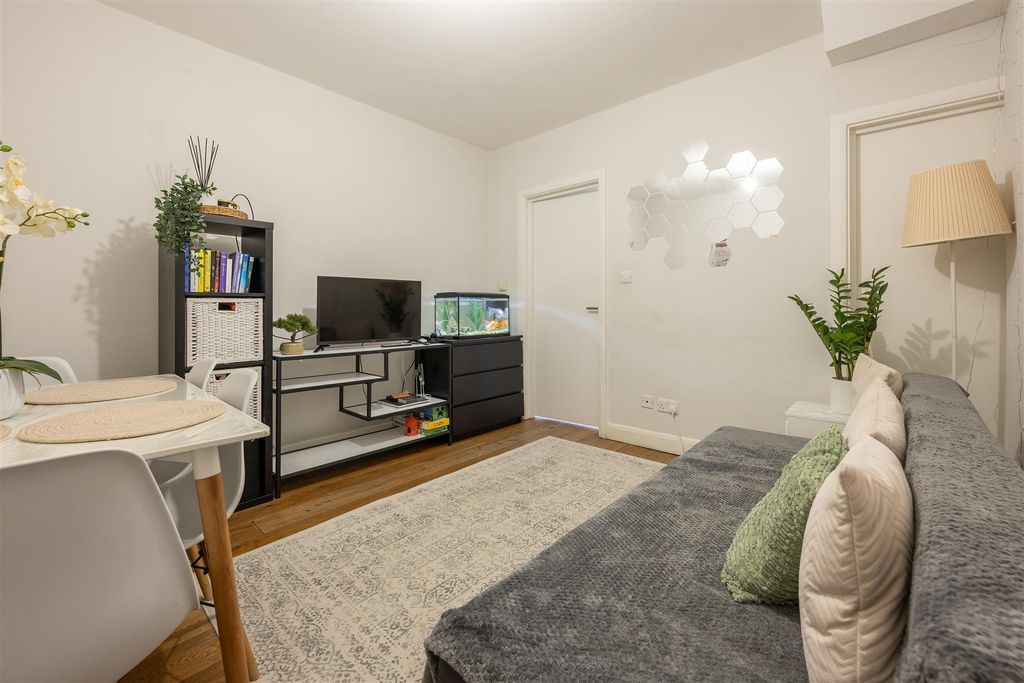 Property photo 2 of 19 St Andrews Road, E17