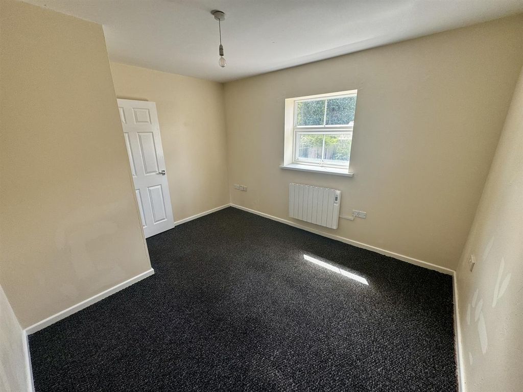 Property photo 3 of 10 Bedroom 2 (1/2)