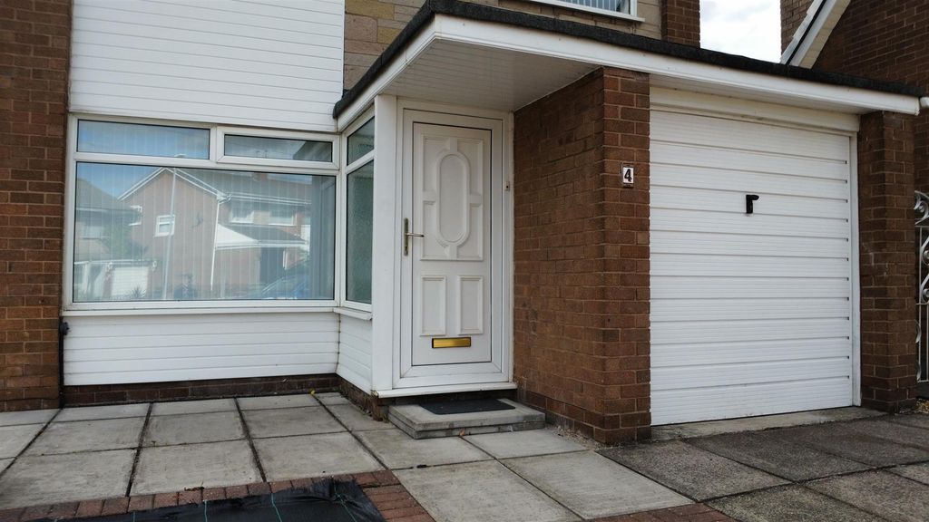 Property photo 2 of 22 Linford Grove Garage