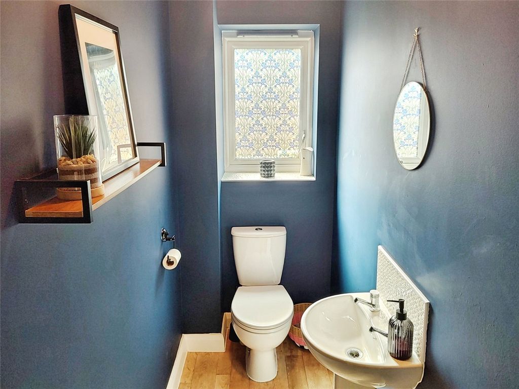 Property photo 3 of 11 Cloakroom