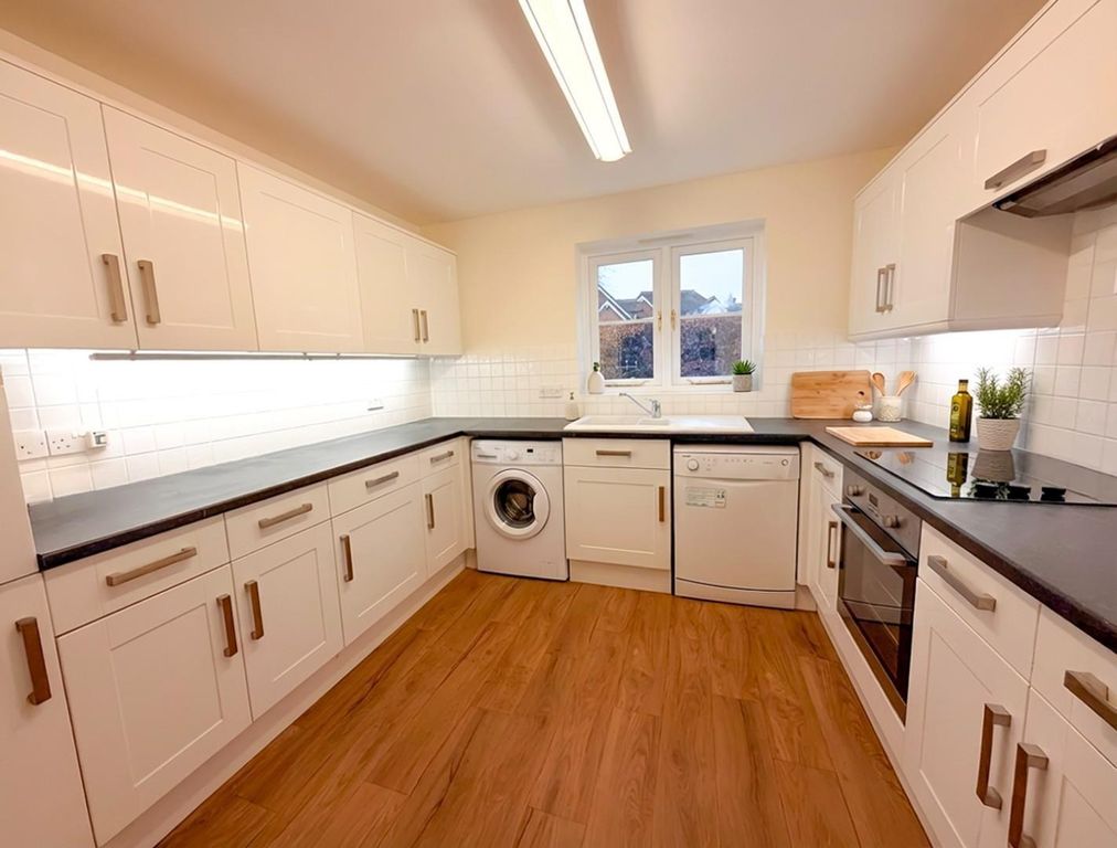 Property photo 3 of 9 44B Walkern Road - Kitchen.Jpg