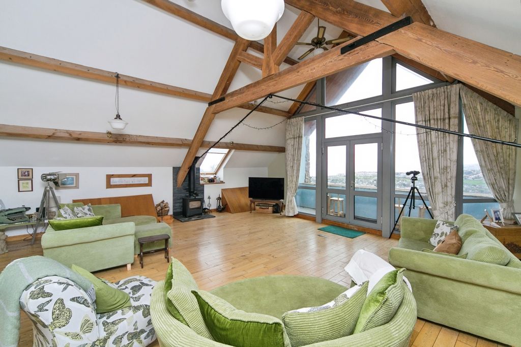 Property photo 2 of 17 Photo