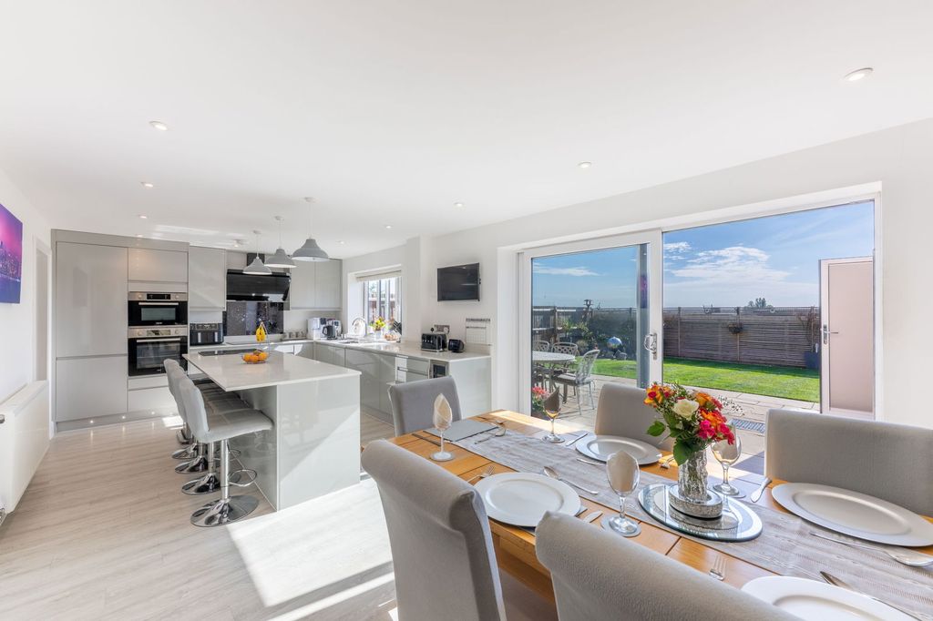 Property photo 3 of 58