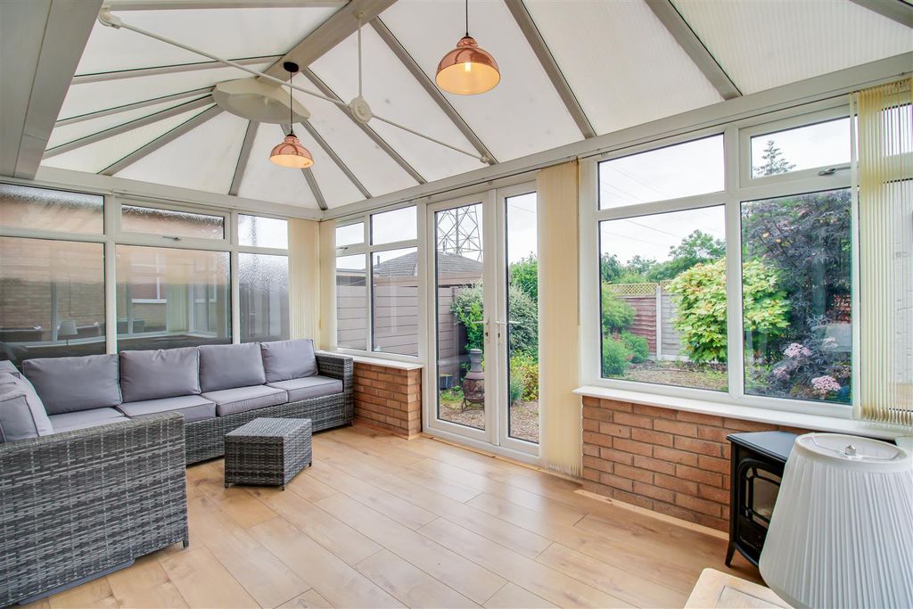 Property photo 2 of 11 Conservatory