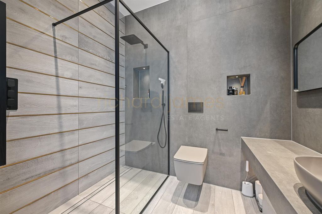 Additional image 21 of 3 bed flat to rentElizabeth Grove, Bushey Heath WD23