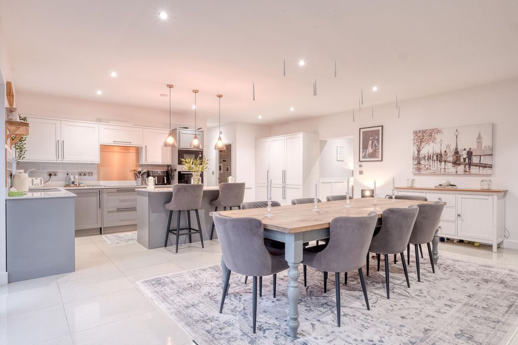 Property photo 3 of 24