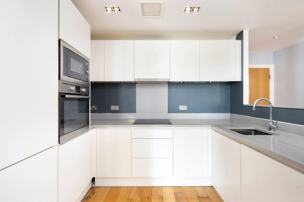 Property photo 3 of 10 Kitchen