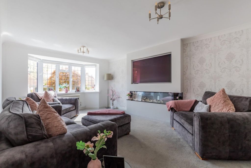 Property photo 2 of 35 Lounge