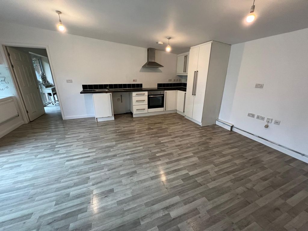 Property photo 3 of 9 Kitchen/ Dining