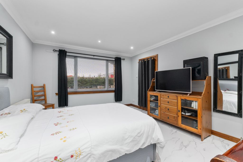 Property photo 2 of 20 4 Baton Road 19