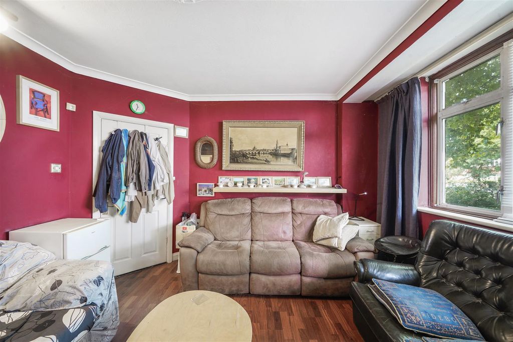 Property photo 3 of 14 443 Whitton Avenue West - Zh2Cg6Sedcyr5Yqulb5U.Jpg