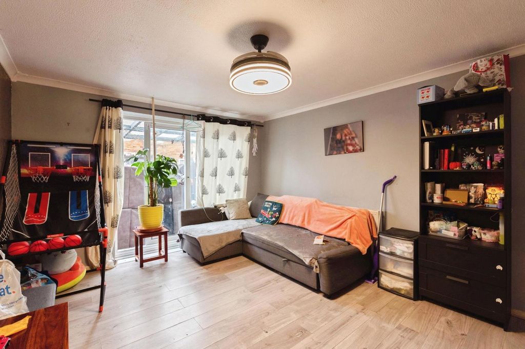 Property photo 3 of 6 Pbox-Img.Jpg