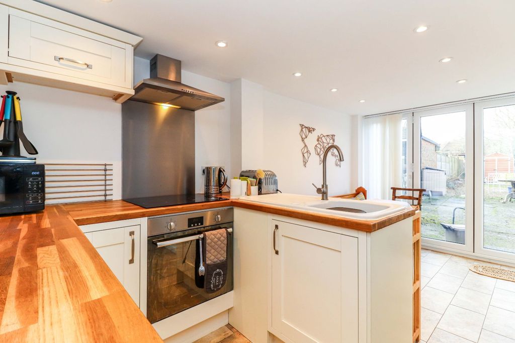 Property photo 3 of 12 Kitchen