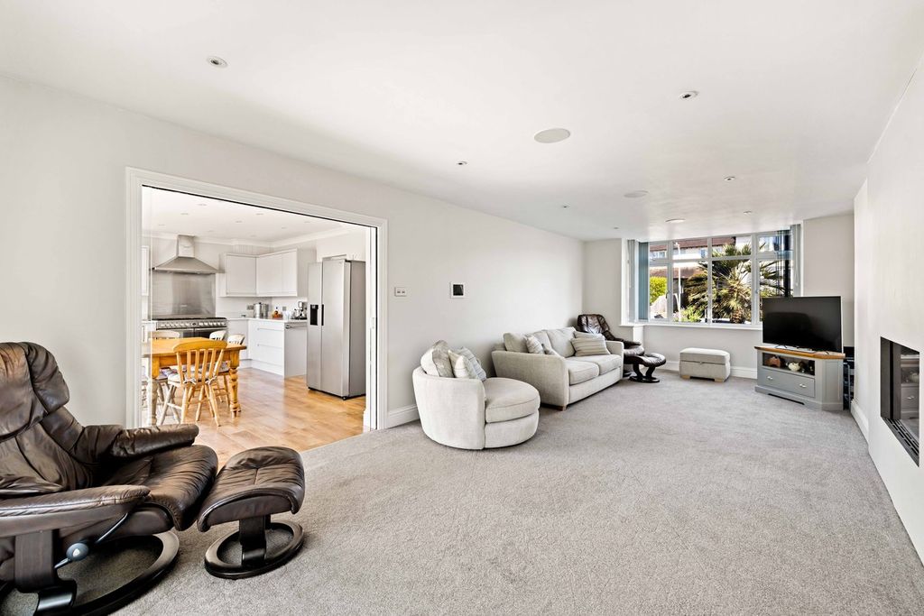 Property photo 2 of 25