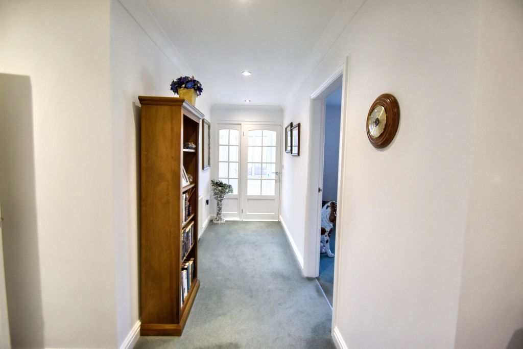 Property photo 3 of 22 Entrance Hall