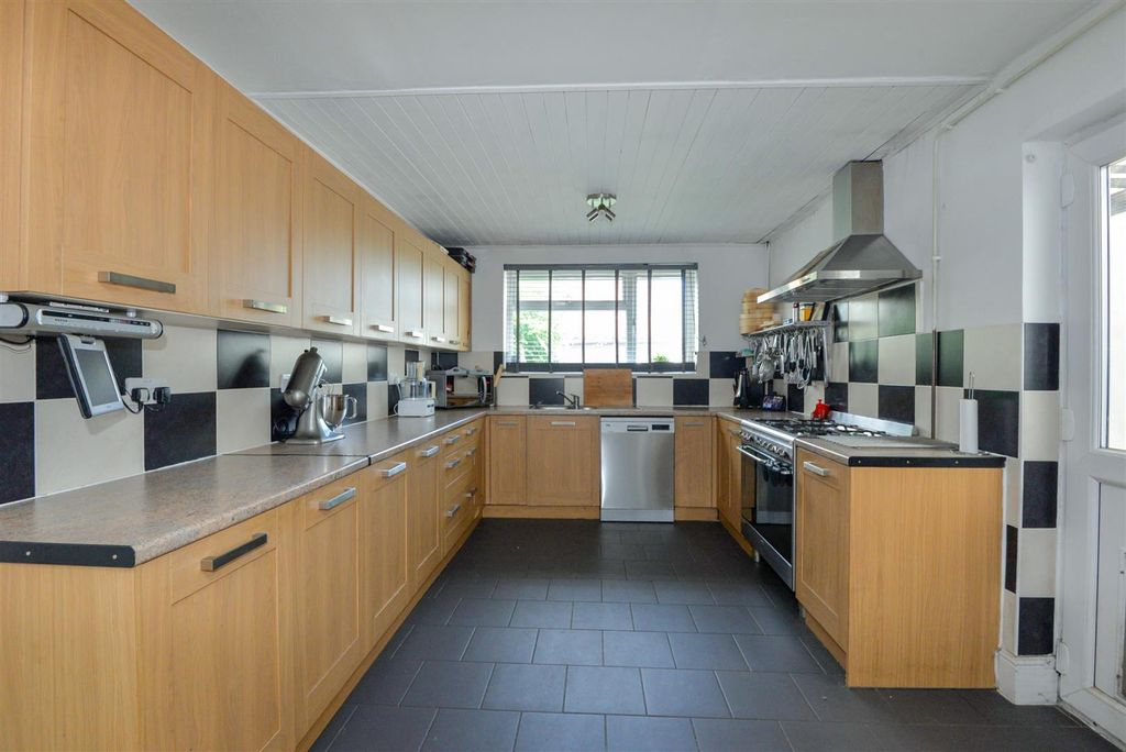 Property photo 1 of 10 Kitchen