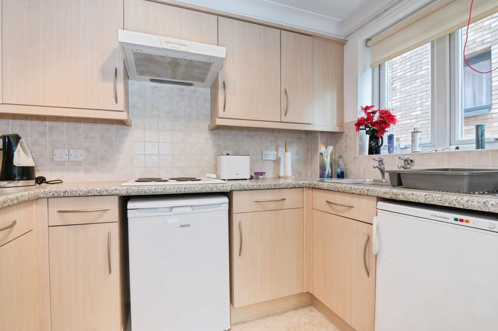 Property photo 3 of 10 Kitchen