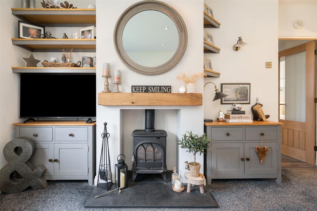 Property photo 3 of 19 1 Meadow Lane_9.Jpg