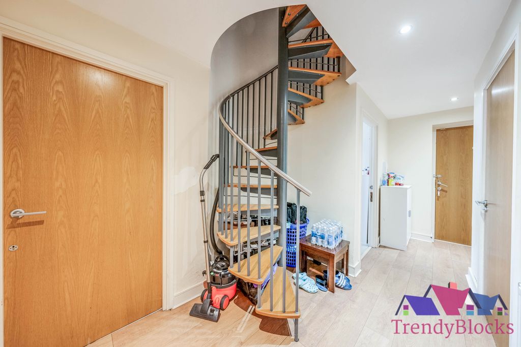 Property photo 2 of 32