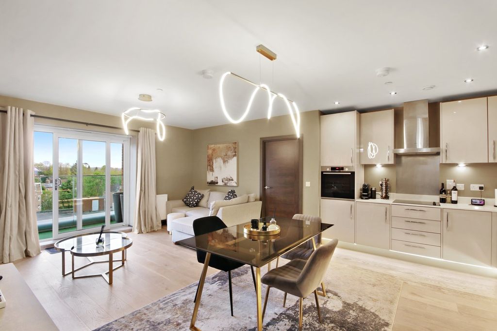 Additional image 8 of 2 bed flat for saleQueens Road, West Sussex, East Grinstead RH19