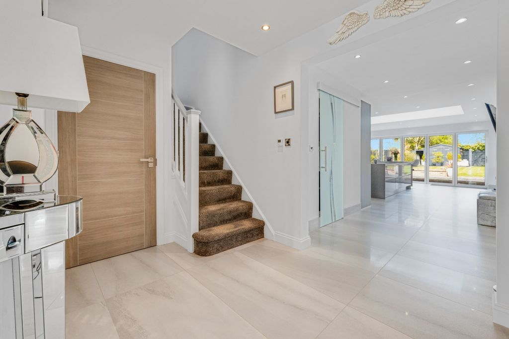 Property photo 2 of 48 4840875