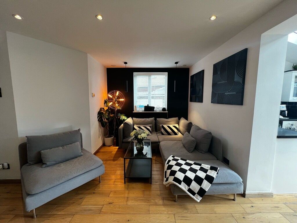 Property photo 2 of 27 Sitting/Dinning Room