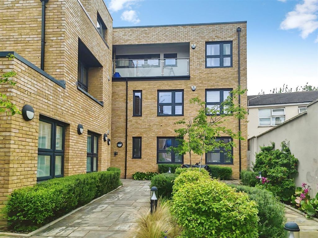 Property photo 1 of 8 Flat 2 James Yard Queens Road Front.Jpg