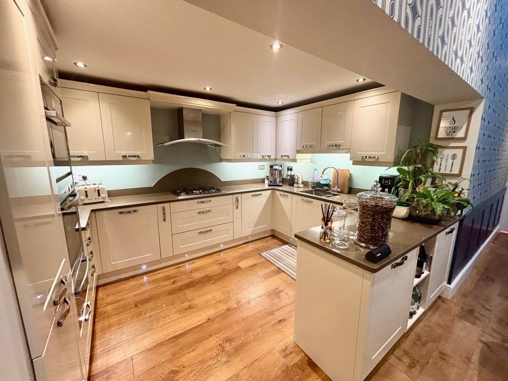 Property photo 3 of 18 Kitchen