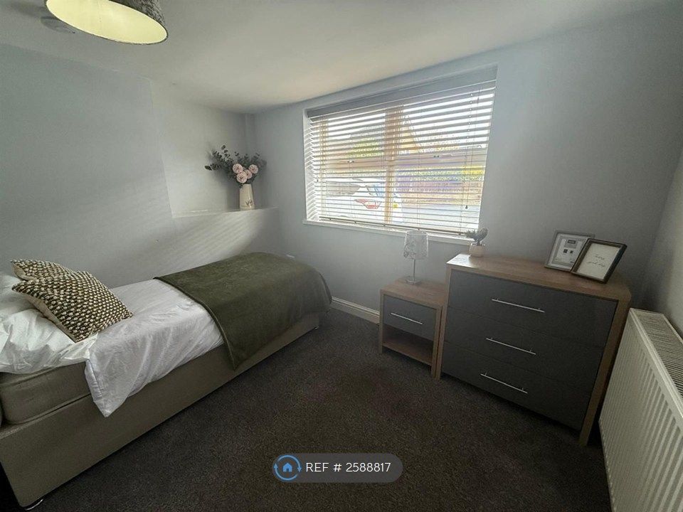 Property photo 1 of 9 Large Ground Floor With Double Window