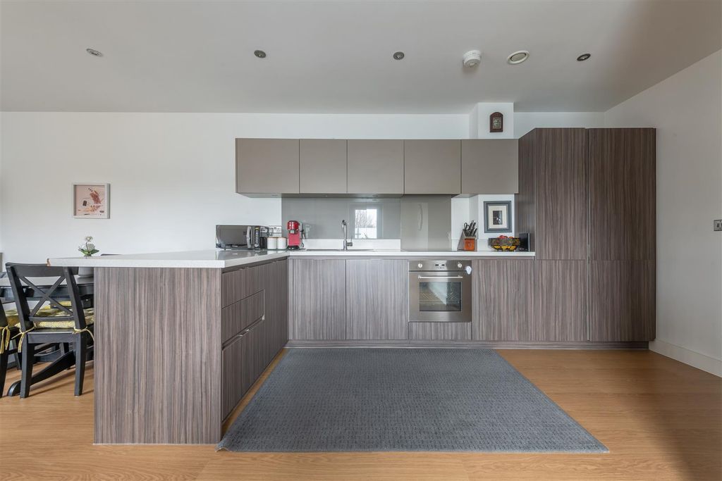 Property photo 3 of 13 Chingford Mount Road, E4