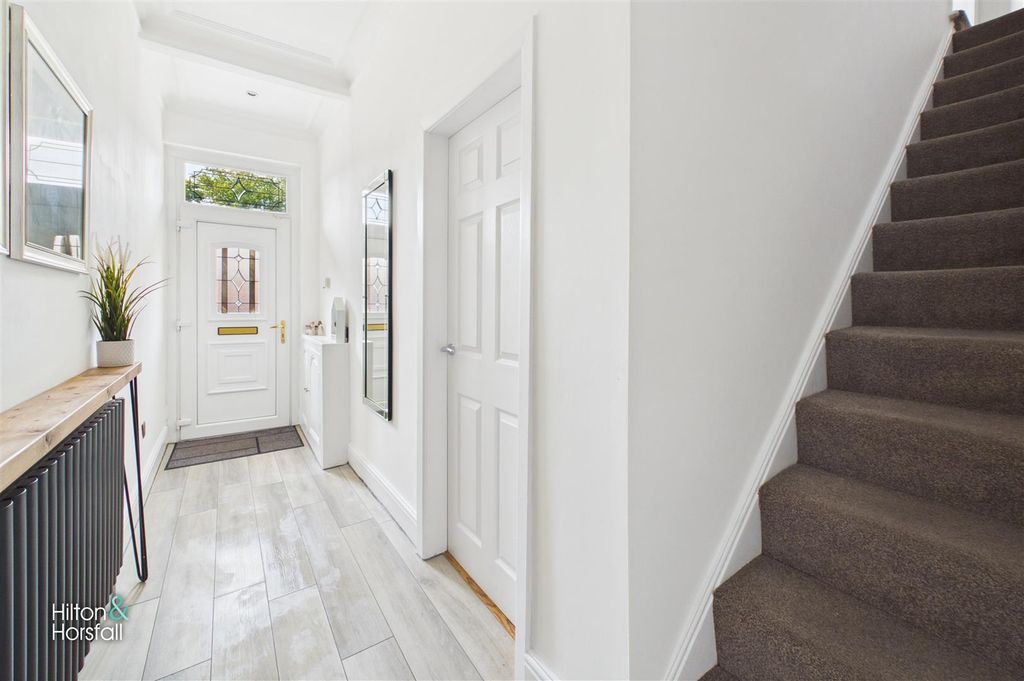 Property photo 2 of 19 Brunel Street