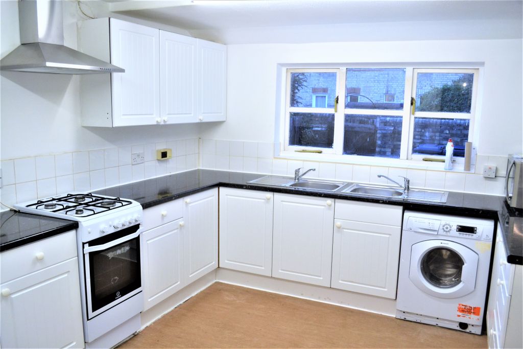 Property photo 2 of 9 Kitchen