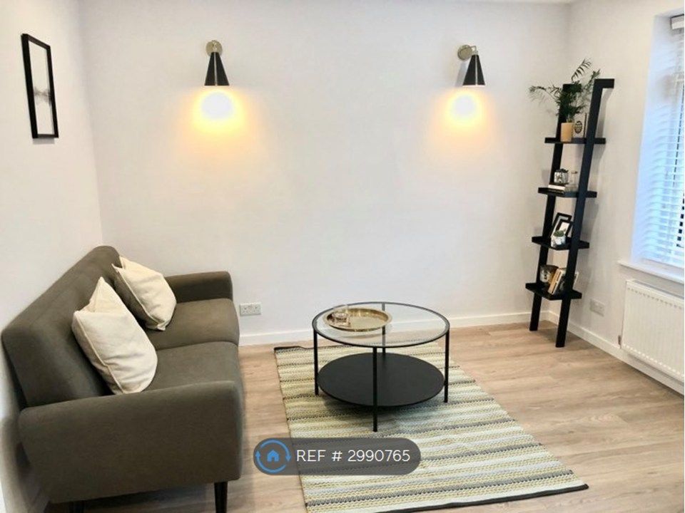Property photo 3 of 7 Lounge