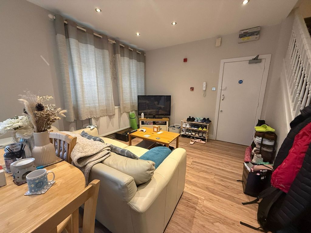 Property photo 3 of 7 Living Room