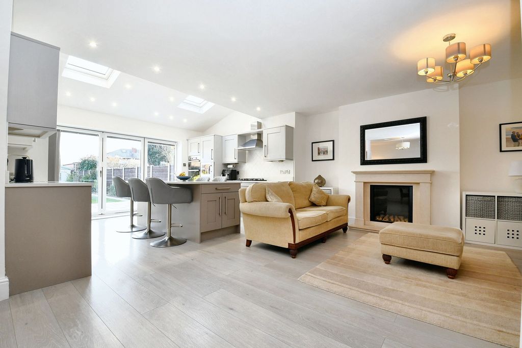 Property photo 2 of 27