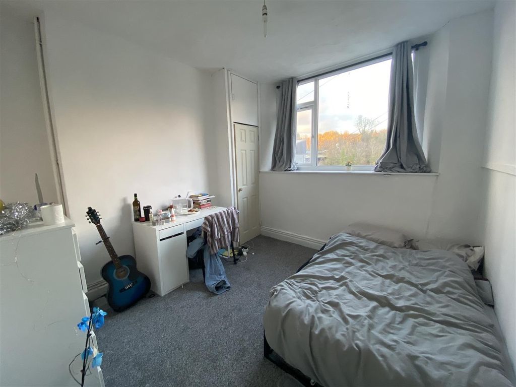 Property photo 1 of 4 Bright Bedroom With Large Window And Study Desk...
