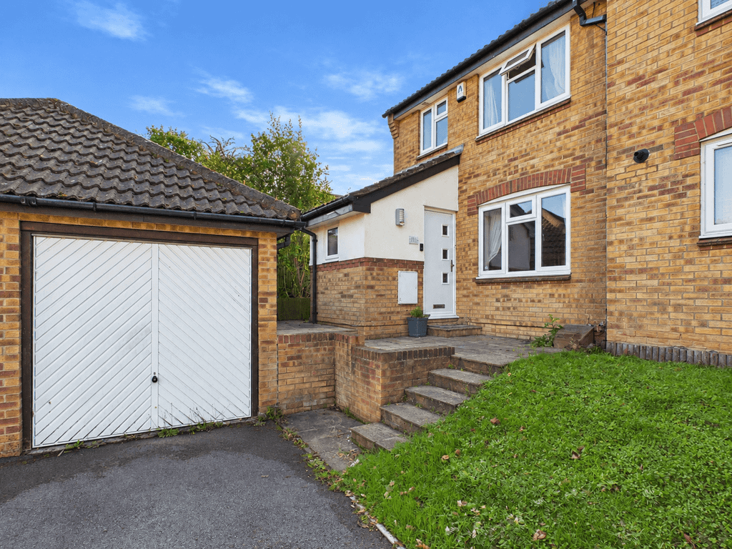 Property photo 1 of 15 3 Bedroom Semi Detached House For Sale
