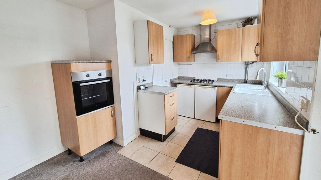 Property photo 3 of 19 Kitchen/Dining Area