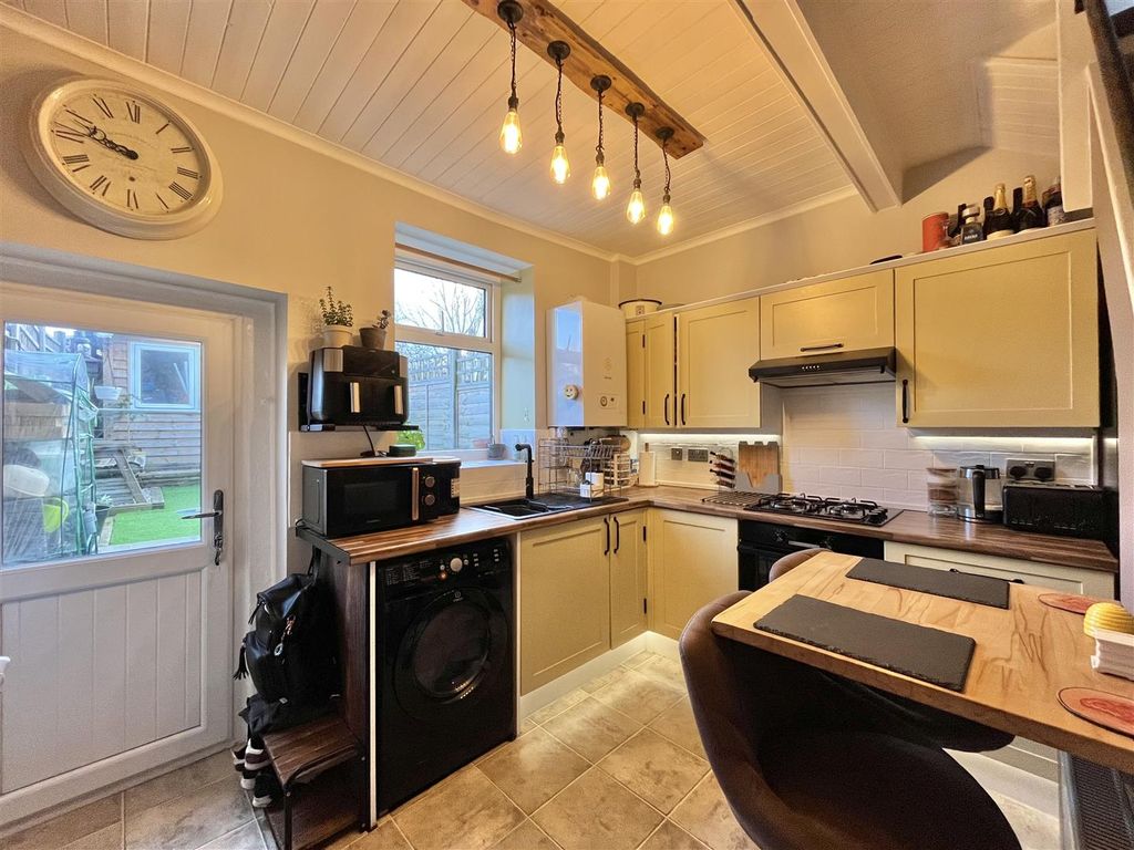 Property photo 3 of 8 Kitchen