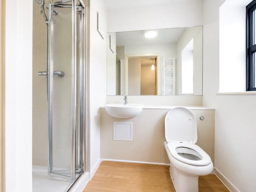 Property photo 2 of 9 Bathroom