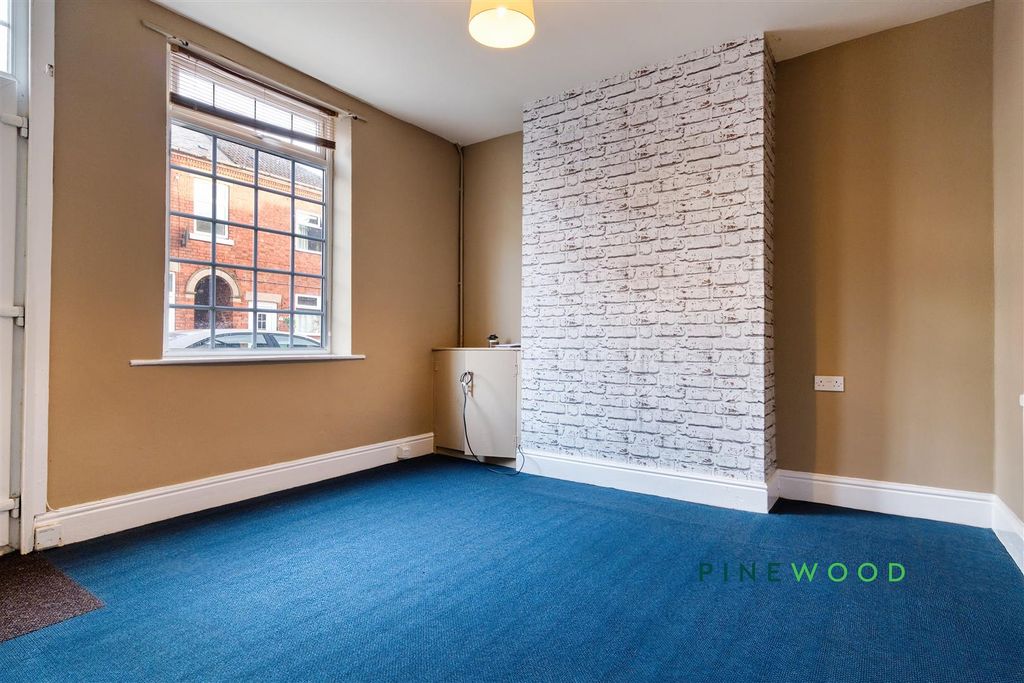 Property photo 3 of 20 Lounge