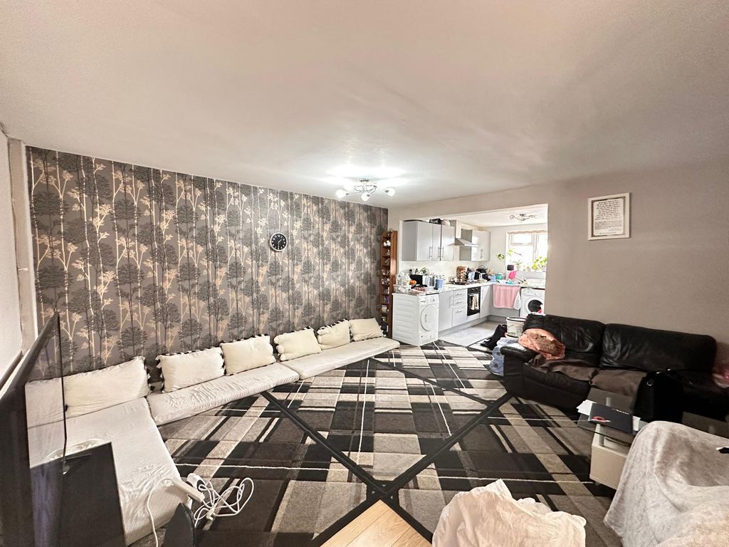 Property photo 1 of 2 Four Bed Semi-Detached Bungalow To Rent Pinkwell Avenue, Hayes Ub3