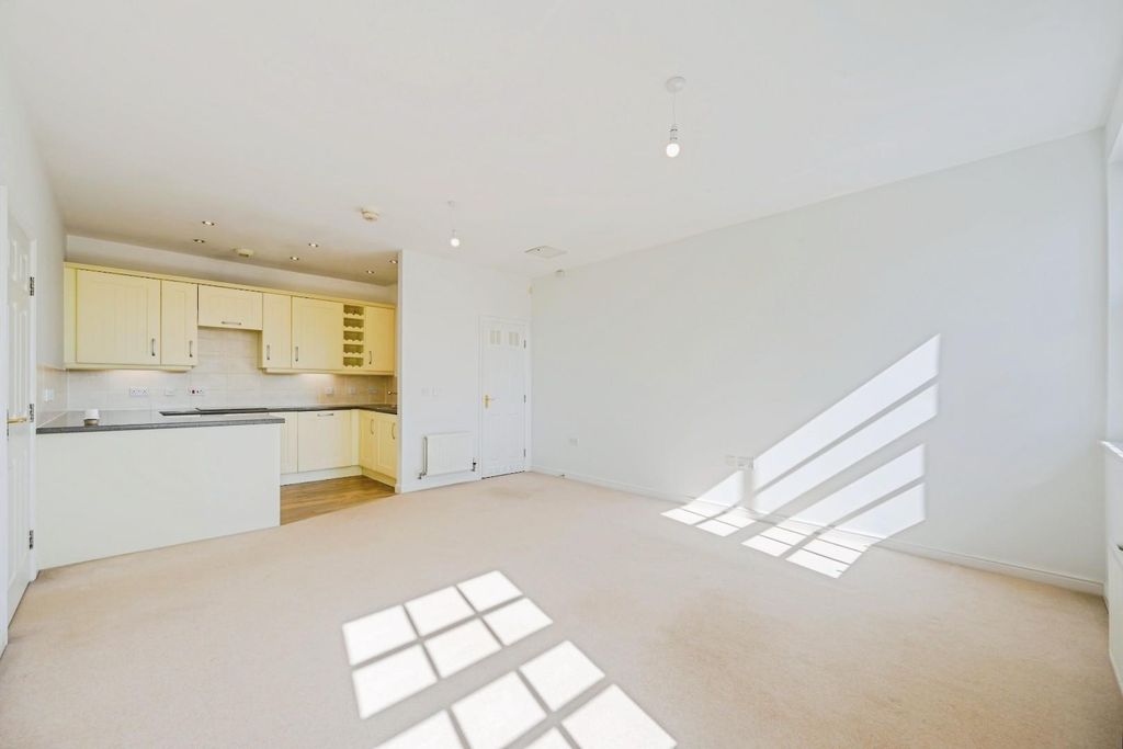 Property photo 3 of 30 40Kensingtonoval1Of28.Jpg