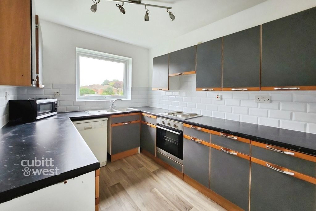 Property photo 2 of 12 Dfeb0B1A-2