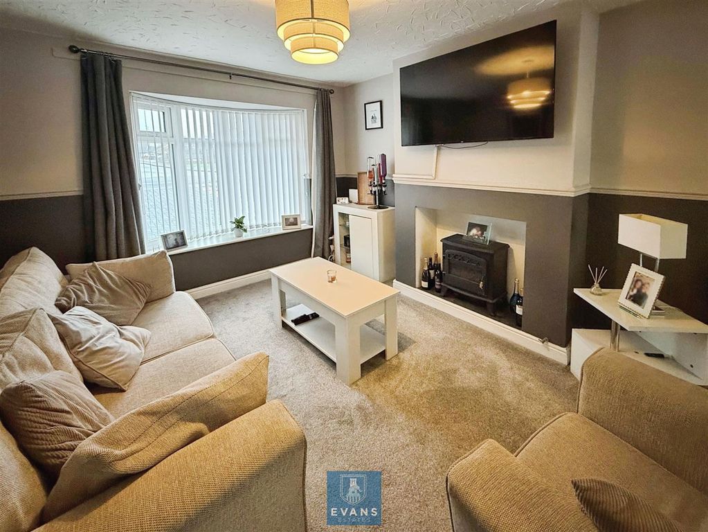 Property photo 3 of 18 Living Room